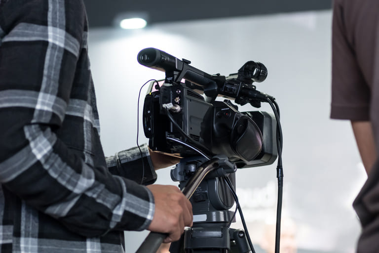 【2025年最新版】CM出演料はなぜ高い?芸能人の起用相場を徹底解説