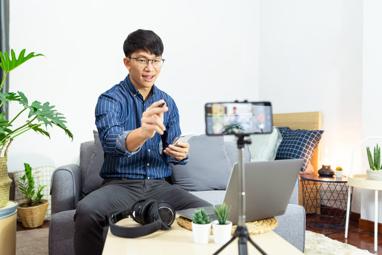 YouTuberへの依頼方法は2種類